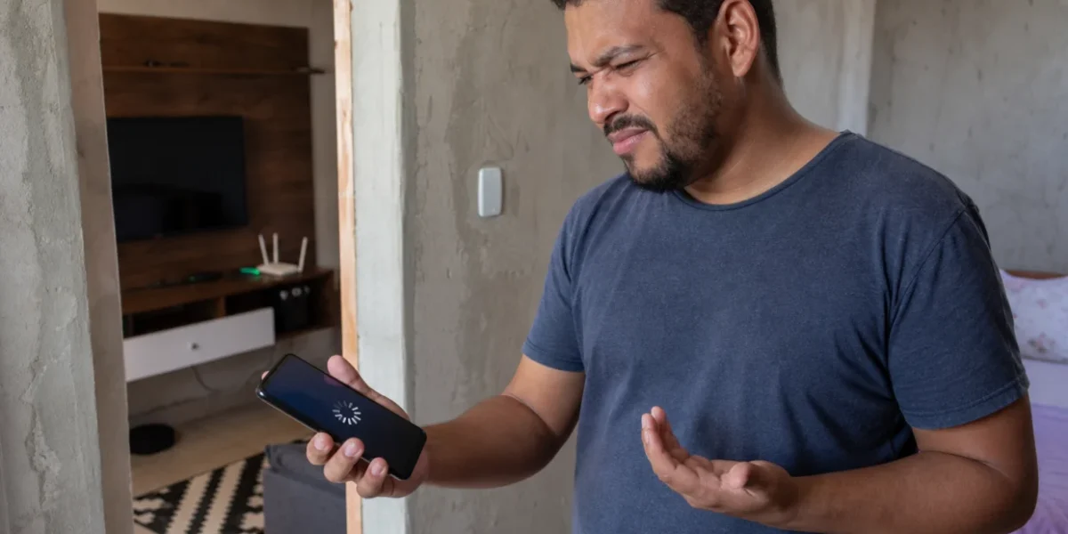 O truque que milhares de brasileiros usaram para acabar com sinal Wi-Fi fraco em casa — e poucos sabem o nome